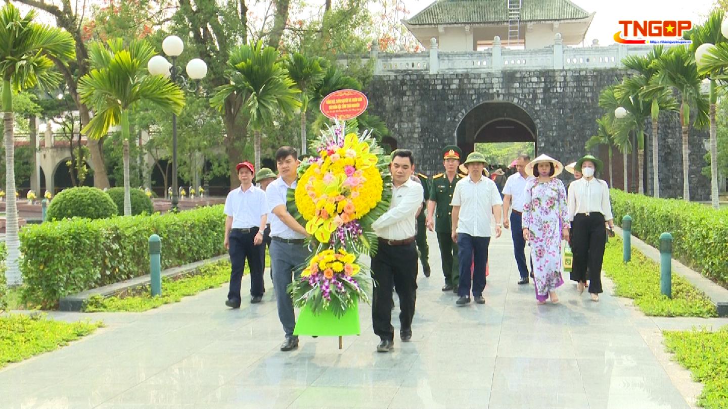 Đoàn đại biểu tỉnh Thái Nguyên dâng hương tại các nghĩa trang liệt sĩ tỉnh Điện Biên