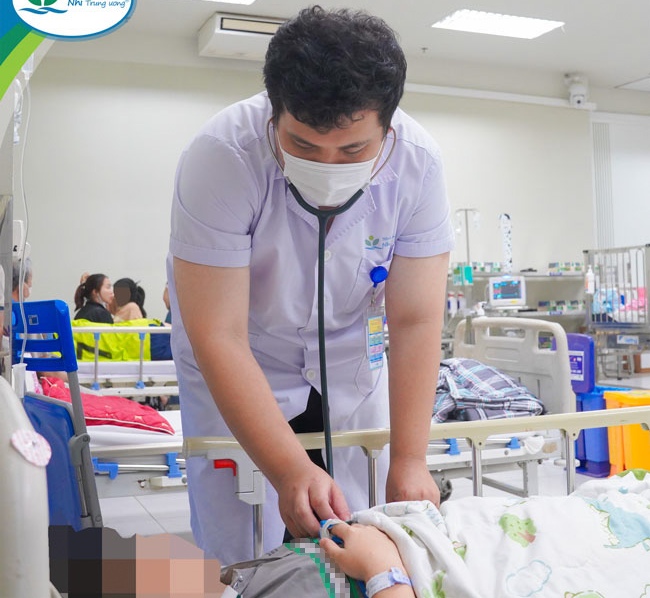Bé trai 15 tuổi ngộ độc do tái sử dụng thuốc lá điện tử bị cấm