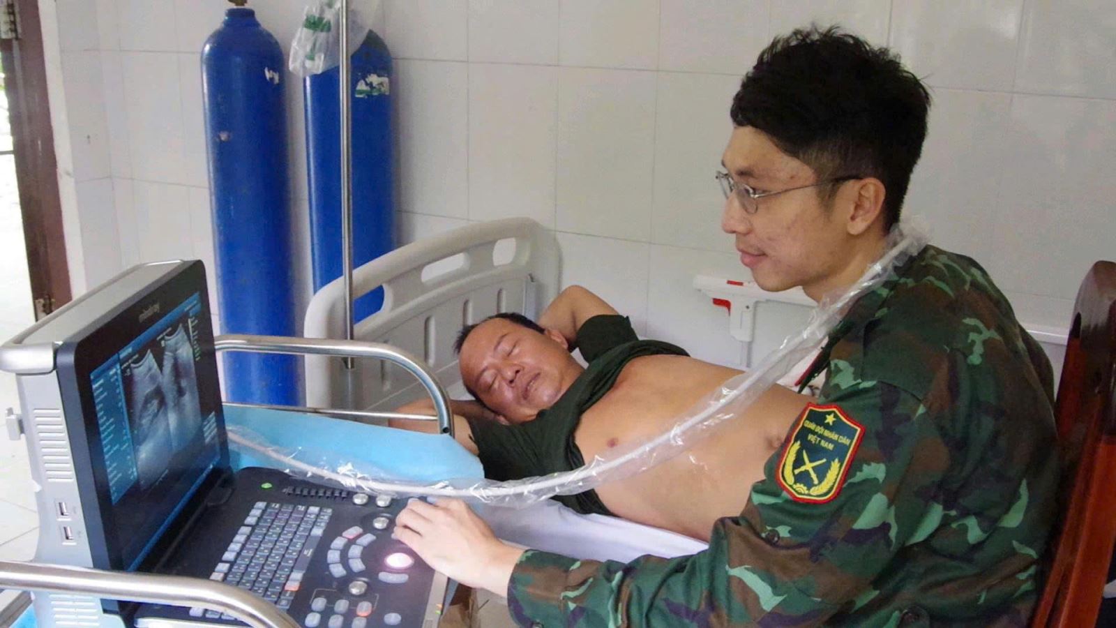 Đảo Trường Sa cấp cứu kịp thời ngư dân tàu cá Quảng Nam bị đau quặn thận