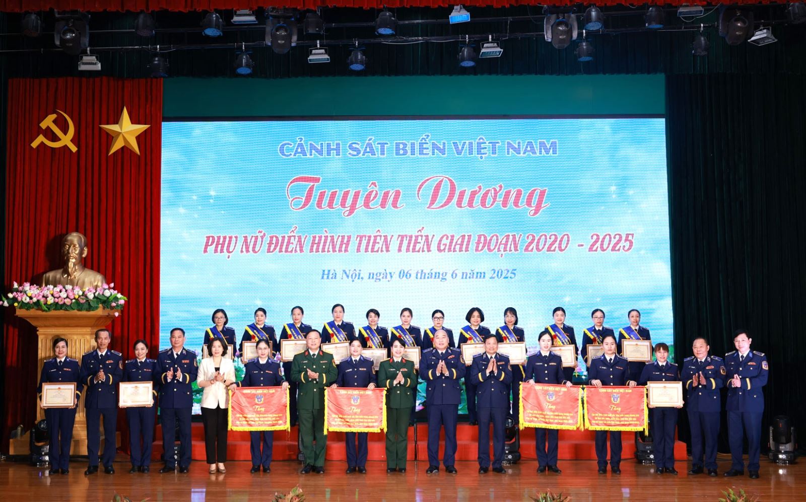 Tuyên dương phụ nữ điển hình tiên tiến trong lực lượng Cảnh sát biển Việt Nam