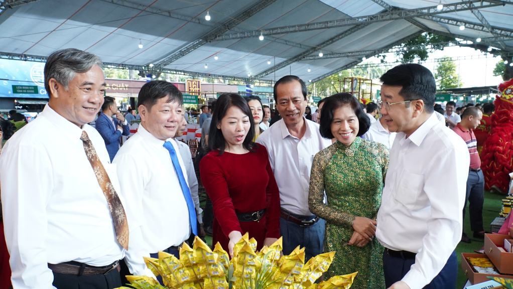 Khai mạc Tuần lễ trưng bày, giới thiệu sản phẩm tiêu biểu của 28 tỉnh, thành phố trong cả nước